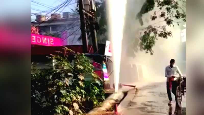 ওয়াসার পাইপে ফাটল, জনদুর্ভোগ ওয়াসার পাইপে ফাটল, জনদুর্ভোগ