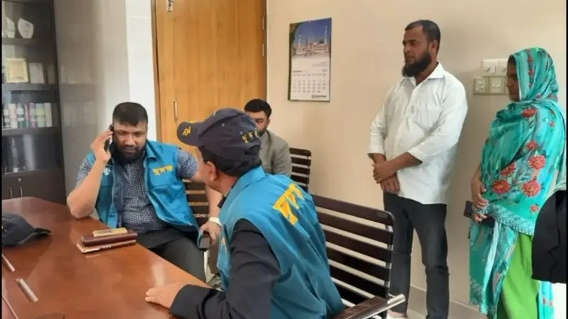 মাদারীপুরে পাসপোর্ট অফিসে ছদ্মবেশে দুদকের অভিযান মাদারীপুরে পাসপোর্ট অফিসে ছদ্মবেশে দুদকের অভিযান