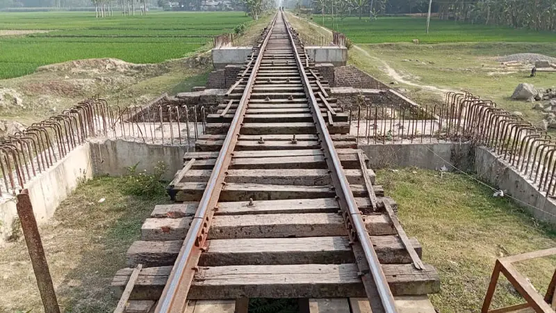 ৪ বছরেও গার্ডার বসেনি, ঝুঁকিপূর্ণ রেলসেতুতে ট্রেন চলাচল ৪ বছরেও গার্ডার বসেনি, ঝুঁকিপূর্ণ রেলসেতুতে ট্রেন চলাচল