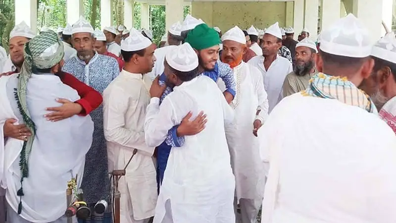 সৌদির অনুসরণে পটুয়াখালীর ৩৫ গ্রামে আগাম ঈদ উদযাপন সৌদির অনুসরণে পটুয়াখালীর ৩৫ গ্রামে আগাম ঈদ উদযাপন