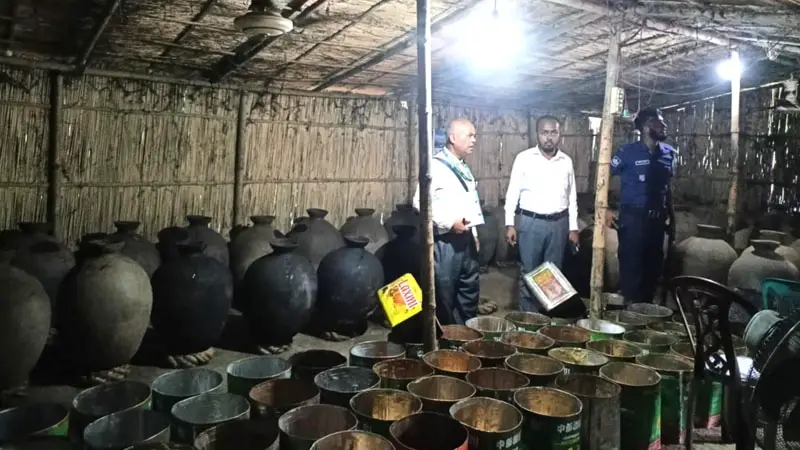 চিনি-পাউডার-ময়দায় তৈরি হচ্ছিল ভেজাল গুড়, জরিমানা চিনি-পাউডার-ময়দায় তৈরি হচ্ছিল ভেজাল গুড়, জরিমানা