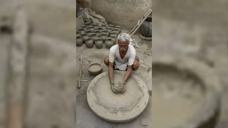 প্লাস্টিকের দাপটে হারিয়ে যাচ্ছে ঐতিহ্যবাহী মৃৎশিল্প প্লাস্টিকের দাপটে হারিয়ে যাচ্ছে ঐতিহ্যবাহী মৃৎশিল্প