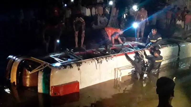 রংপুরে বাস উল্টে পুকুরে, নিহত ৩ আহত ৫০