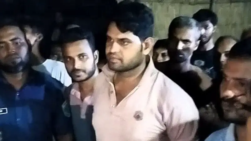 পঞ্চগড়ে চাঁদা দাবির অভিযোগে কনস্টেবলসহ ভুয়া পুলিশ সদস্য আটক পঞ্চগড়ে চাঁদা দাবির অভিযোগে কনস্টেবলসহ ভুয়া পুলিশ সদস্য আটক