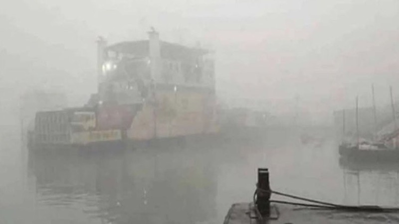 ঘন কুয়াশা: ফেরি না চলায় দুর্ভোগে হাজারো যাত্রী ঘন কুয়াশা: ফেরি না চলায় দুর্ভোগে হাজারো যাত্রী