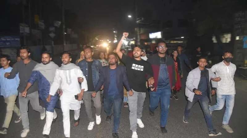 মঞ্চে ছাত্র প্রতিনিধির চেয়ার না রাখায় বিক্ষোভ মঞ্চে ছাত্র প্রতিনিধির চেয়ার না রাখায় বিক্ষোভ