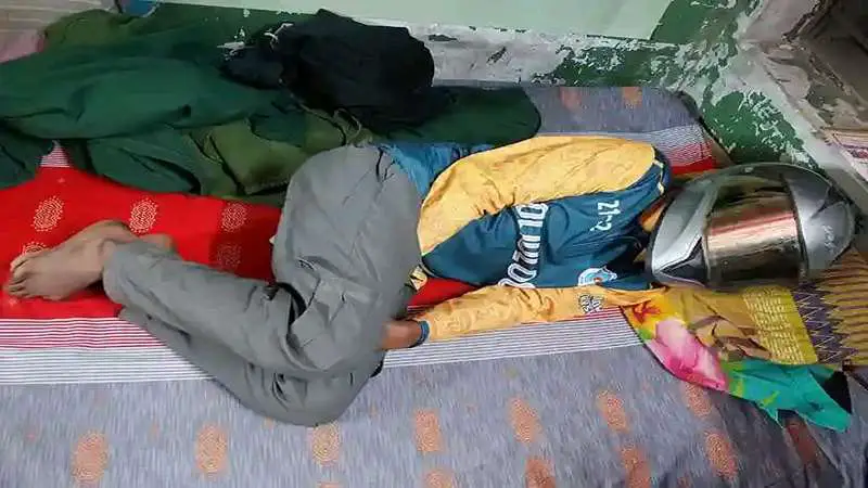 হেলমেট পড়ে ঘুমাচ্ছে ঢাকা কলেজের শিক্ষার্থীরা হেলমেট পড়ে ঘুমাচ্ছে ঢাকা কলেজের শিক্ষার্থীরা