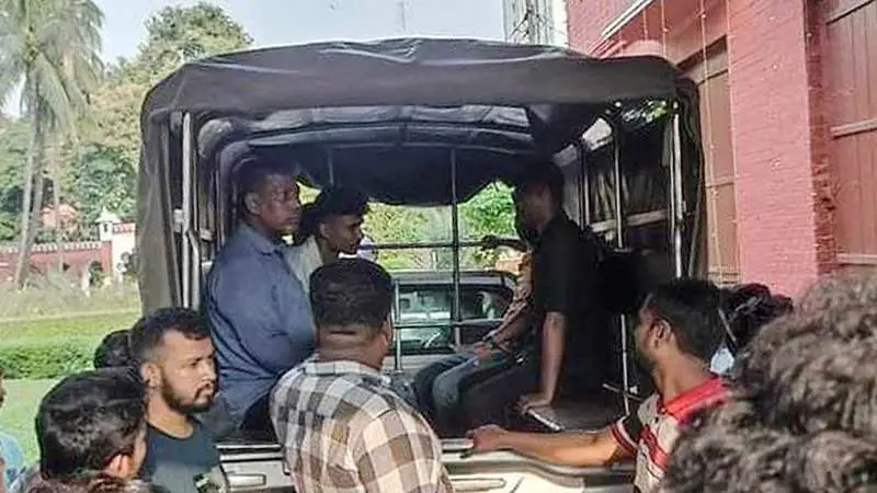 ৩ শিক্ষার্থীকে পুলিশে সোপর্দ করলো ঢাবি ৩ শিক্ষার্থীকে পুলিশে সোপর্দ করলো ঢাবি