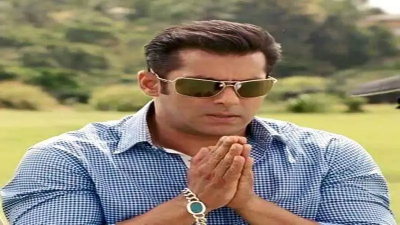 বাঁচতে হলে চাইতে হবে ক্ষমা, না হয় দিতে হবে ৫ কোটি টাকা বাঁচতে হলে চাইতে হবে ক্ষমা, না হয় দিতে হবে ৫ কোটি টাকা