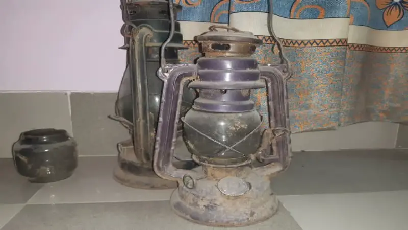 হারিকেনের বিদায় কি কেবল প্রযুক্তির জয়, নাকি গ্রামীণ সময়বোধের মৃত্যু?