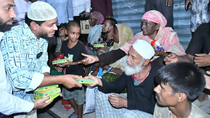 জামায়াত নেতা আজহারুল মুক্তিতে দুস্থ ও শ্রমিকদের মাঝে খাবার বিতরণ জামায়াত নেতা আজহারুল মুক্তিতে দুস্থ ও শ্রমিকদের মাঝে খাবার বিতরণ