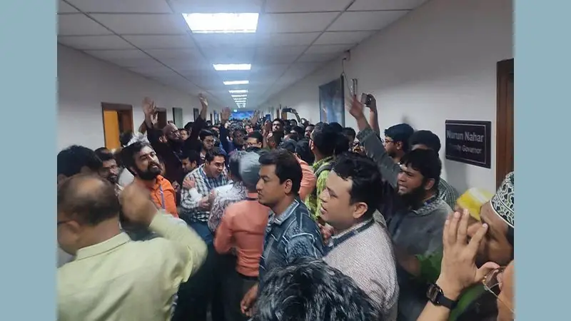 রোষানলে পড়ে ‘পদত্যাগে’ বাধ্য হয়েছেন ডেপুটি গভর্নরসহ ছয় শীর্ষ কর্মকর্তা রোষানলে পড়ে ‘পদত্যাগে’ বাধ্য হয়েছেন ডেপুটি গভর্নরসহ ছয় শীর্ষ কর্মকর্তা