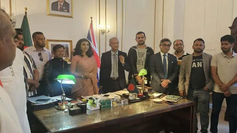 লন্ডনে বাংলাদেশ হাইকমিশন থেকে নামলো বঙ্গবন্ধুর ছবি লন্ডনে বাংলাদেশ হাইকমিশন থেকে নামলো বঙ্গবন্ধুর ছবি