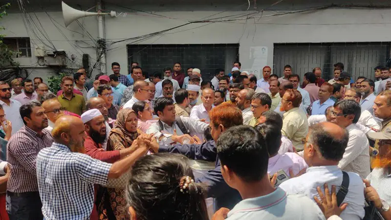 আন্দোলনের নামে শিক্ষাভবনে এসে শিক্ষকদের মারামারি, ব্যবস্থা নেবে মাউশি আন্দোলনের নামে শিক্ষাভবনে এসে শিক্ষকদের মারামারি, ব্যবস্থা নেবে মাউশি