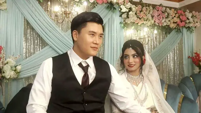 প্রেমের টানে ধর্ম বদলে বিয়ে করলেন বাঙালি মেয়েকে কোরিয়ান যুবক প্রেমের টানে ধর্ম বদলে বিয়ে করলেন বাঙালি মেয়েকে কোরিয়ান যুবক