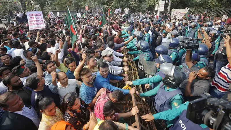 বিএনপির পদযাত্রা আটকে দিল পুলিশ বিএনপির পদযাত্রা আটকে দিল পুলিশ