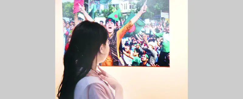 নারীর প্রতিবাদের প্রতিচ্ছবি ‘জুলাইয়ের বীর কন্যা’ নারীর প্রতিবাদের প্রতিচ্ছবি ‘জুলাইয়ের বীর কন্যা’