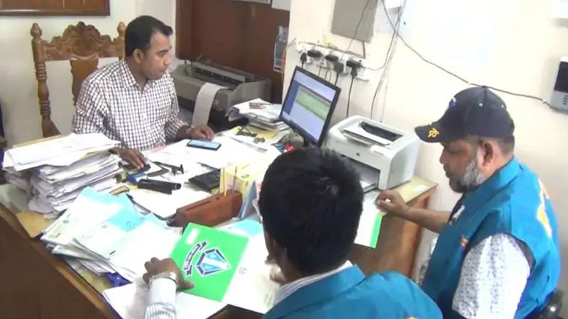রাঙ্গামাটিতে বিআরটিএ অফিসে দুদকের অভিযান রাঙ্গামাটিতে বিআরটিএ অফিসে দুদকের অভিযান