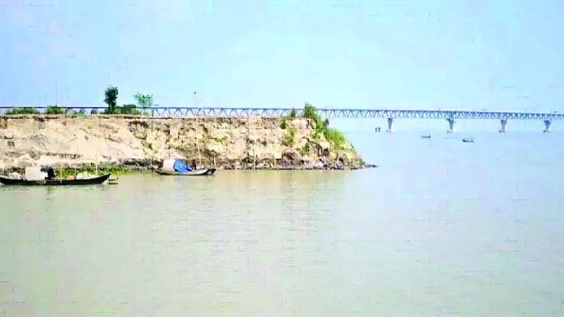 শরীয়তপুরে পদ্মা সেতু তীর রক্ষা বাঁধে ভাঙন শরীয়তপুরে পদ্মা সেতু তীর রক্ষা বাঁধে ভাঙন