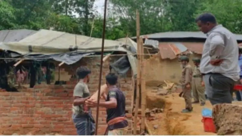 কক্সবাজারে বড় ধরনের দখলবিরোধী অভিযান, ভেঙে ফেলা হলো বাড়ি কক্সবাজারে বড় ধরনের দখলবিরোধী অভিযান, ভেঙে ফেলা হলো বাড়ি