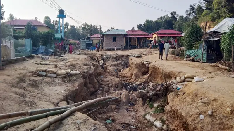 আশ্রয়ণ প্রকল্পের সড়ক যেন মরণফাঁদ, ভোগান্তিতে ১১৬ পরিবার আশ্রয়ণ প্রকল্পের সড়ক যেন মরণফাঁদ, ভোগান্তিতে ১১৬ পরিবার