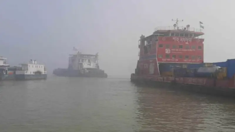 বৈরী আবহাওয়ায় পাটুরিয়া-আরিচা রুটের সকল নৌযান বন্ধ বৈরী আবহাওয়ায় পাটুরিয়া-আরিচা রুটের সকল নৌযান বন্ধ
