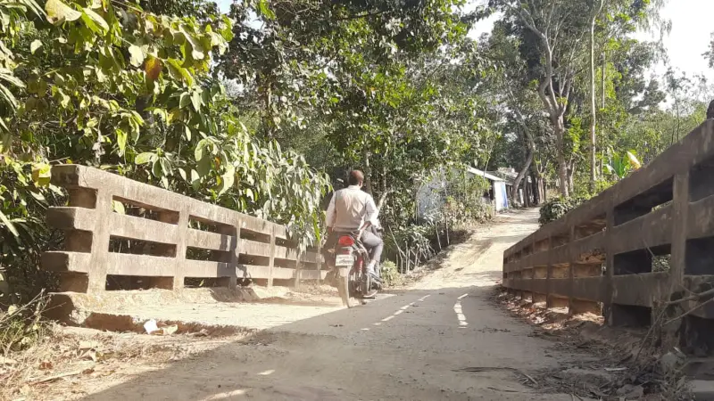হেলে পড়া দুই সেতুতে ঝুঁকি নিয়ে চলছে হাজারো মানুষ হেলে পড়া দুই সেতুতে ঝুঁকি নিয়ে চলছে হাজারো মানুষ