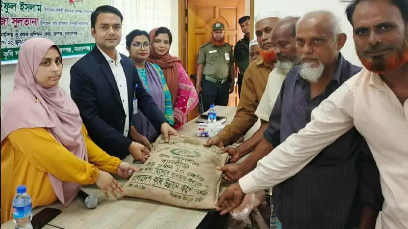 রূপগঞ্জে কৃষি কর্মকর্তাদের উদ্যোগে বিনামূল্যে বীজ-সার বিতরণ রূপগঞ্জে কৃষি কর্মকর্তাদের উদ্যোগে বিনামূল্যে বীজ-সার বিতরণ