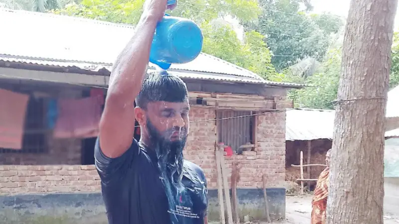 দুধ দিয়ে গোসল করে রাজনীতি ছাড়লেন নিষিদ্ধ ছাত্রলীগ নেতা! দুধ দিয়ে গোসল করে রাজনীতি ছাড়লেন নিষিদ্ধ ছাত্রলীগ নেতা!