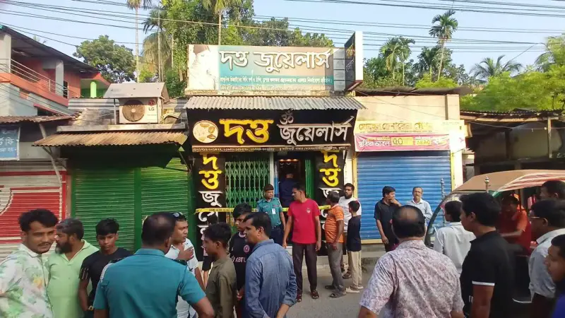 প্রকাশ্য দিবালোকে স্বর্ণের দোকানে ডাকাতি প্রকাশ্য দিবালোকে স্বর্ণের দোকানে ডাকাতি