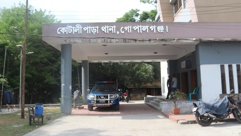 বেনজিরের স্ত্রীর ঘের থেকে মাছ চুরির ঘটনায় গ্রেফতার ৩ বেনজিরের স্ত্রীর ঘের থেকে মাছ চুরির ঘটনায় গ্রেফতার ৩