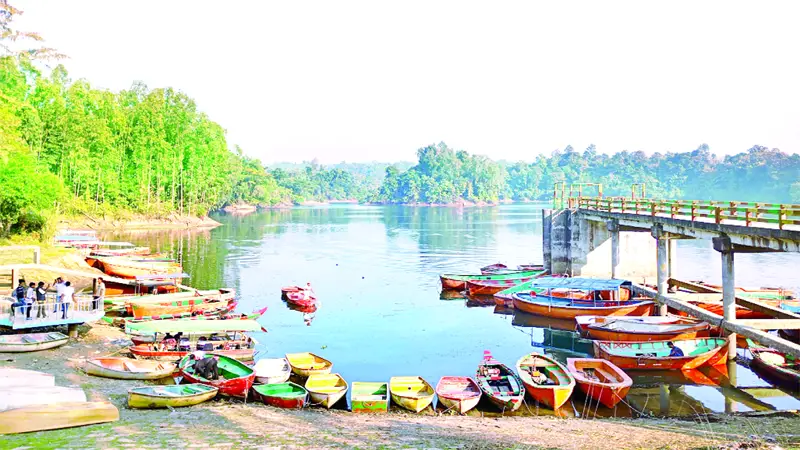 মায়াকাড়া মহামায়া লেক