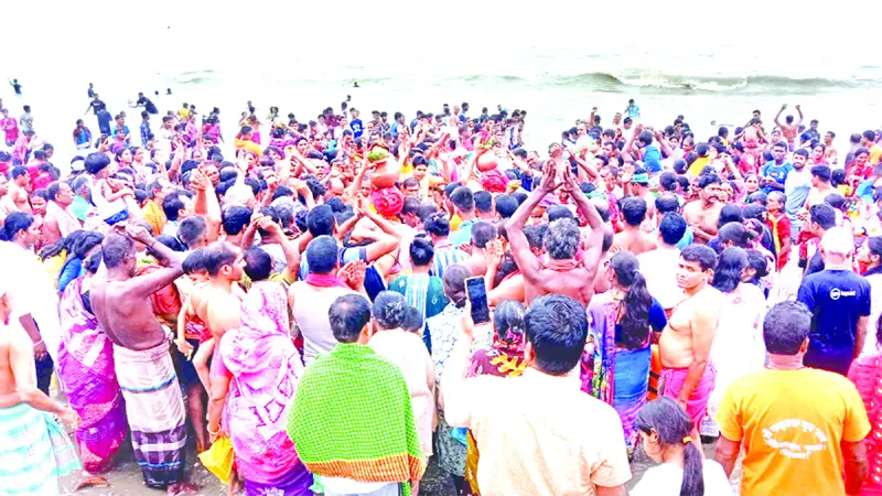 কুয়াকাটায় পুণ্যলাভের আশায় সনাতনীদের সমুদ্রস্নান কুয়াকাটায় পুণ্যলাভের আশায় সনাতনীদের সমুদ্রস্নান
