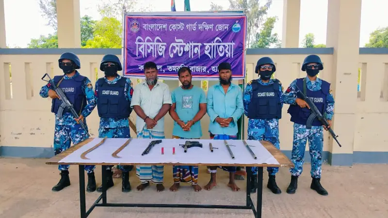 হাতিয়ায় অস্ত্র ও গুলিসহ তিন ডাকাত আটক হাতিয়ায় অস্ত্র ও গুলিসহ তিন ডাকাত আটক