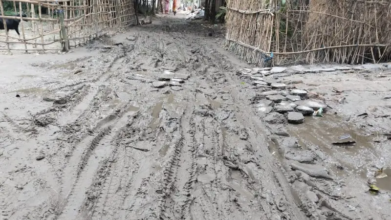 দীর্ঘদিন ধরে আশ্বাসেই ঝুলে আছে রাস্তা, দ্রুত সংস্কারের দাবি এলাকাবাসীর দীর্ঘদিন ধরে আশ্বাসেই ঝুলে আছে রাস্তা, দ্রুত সংস্কারের দাবি এলাকাবাসীর