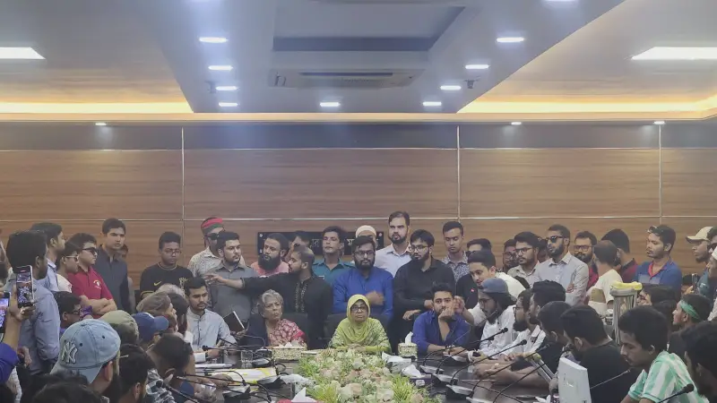 ৫ উপদেষ্টার জরুরি বৈঠক ৫ উপদেষ্টার জরুরি বৈঠক