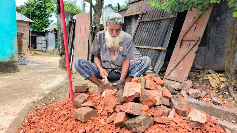শতবছর বয়সে ইট ভাঙ্গা শ্রমে জীবন চলে মানিক মোল্লার শতবছর বয়সে ইট ভাঙ্গা শ্রমে জীবন চলে মানিক মোল্লার