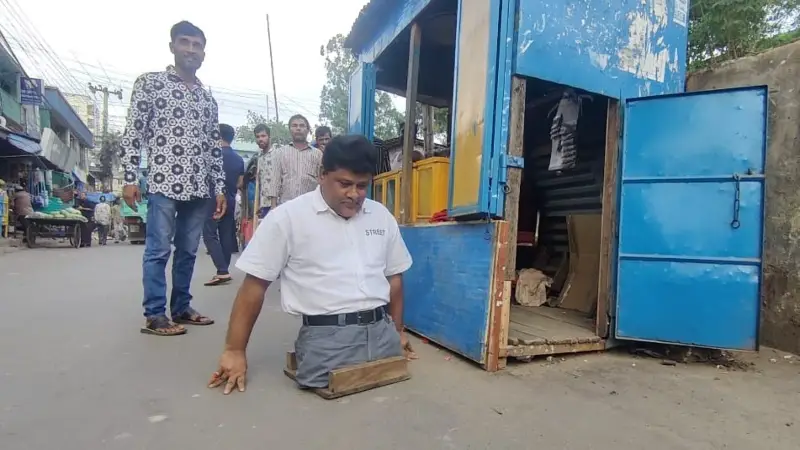 দুই পা হারিয়েও জীবনযুদ্ধের এক সাহসী সৈনিক বেলাল দুই পা হারিয়েও জীবনযুদ্ধের এক সাহসী সৈনিক বেলাল