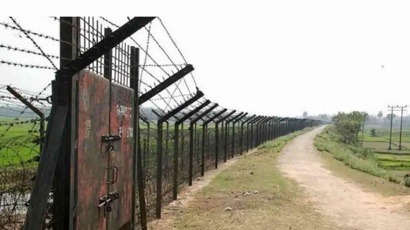 মদ্যপ অবস্থায় ভারতীয় সীমান্তরক্ষী গ্রেপ্তার, পতাকা বৈঠকে হস্তান্তর মদ্যপ অবস্থায় ভারতীয় সীমান্তরক্ষী গ্রেপ্তার, পতাকা বৈঠকে হস্তান্তর