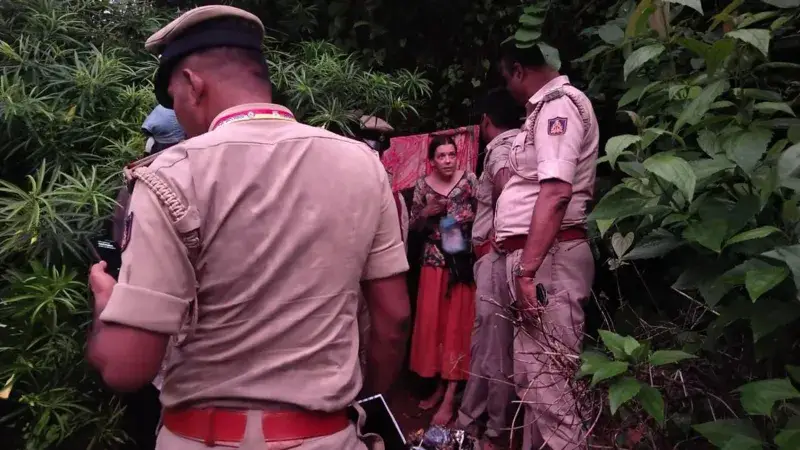 দুই মেয়ে নিয়ে গুহায় থাকতেন মা, উদ্ধার করলো পুলিশ! দুই মেয়ে নিয়ে গুহায় থাকতেন মা, উদ্ধার করলো পুলিশ!