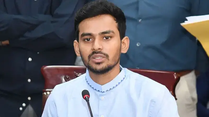 ৫ তারিখে সফল না হলে অস্ত্র তুলে নেওয়ার ঘোষণা দিতাম: উপদেষ্টা আসিফ ৫ তারিখে সফল না হলে অস্ত্র তুলে নেওয়ার ঘোষণা দিতাম: উপদেষ্টা আসিফ