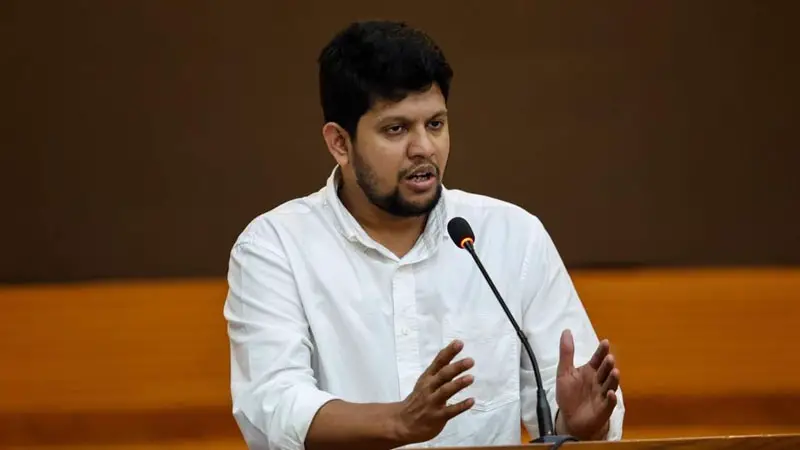 মাহফুজ আলমের পোস্ট ঘিরে সর্বত্র নতুন করে আলোচনা মাহফুজ আলমের পোস্ট ঘিরে সর্বত্র নতুন করে আলোচনা