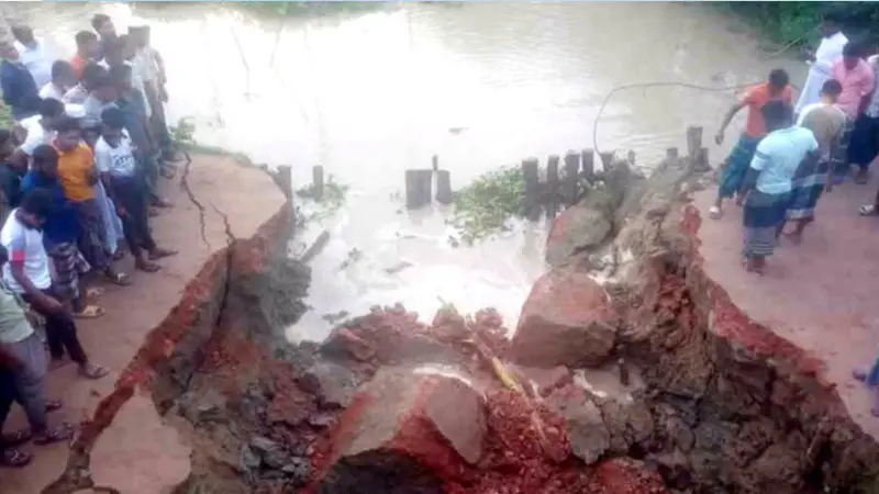 পানির স্রোতে ভেঙে গেল নির্মাণাধীন সেতুর ডাইভারশন রোড, দুর্ভোগ চরমে পানির স্রোতে ভেঙে গেল নির্মাণাধীন সেতুর ডাইভারশন রোড, দুর্ভোগ চরমে