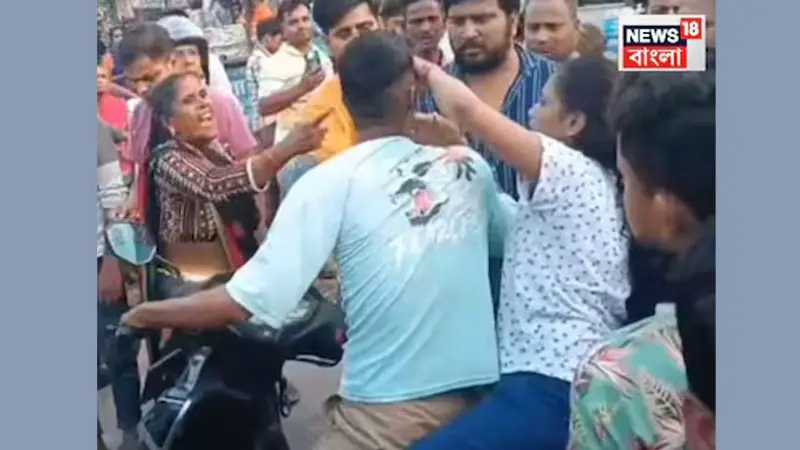 রাস্তায় দাঁড়িয়ে খাবার খাচ্ছেন প্রেমিক যুগল, ধরা পড়তেই জুতা পেটা রাস্তায় দাঁড়িয়ে খাবার খাচ্ছেন প্রেমিক যুগল, ধরা পড়তেই জুতা পেটা