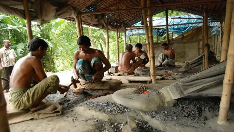 লালমনিরহাটে কোরবানির ঈদকে ঘিরে ব্যস্ত কামাররা লালমনিরহাটে কোরবানির ঈদকে ঘিরে ব্যস্ত কামাররা