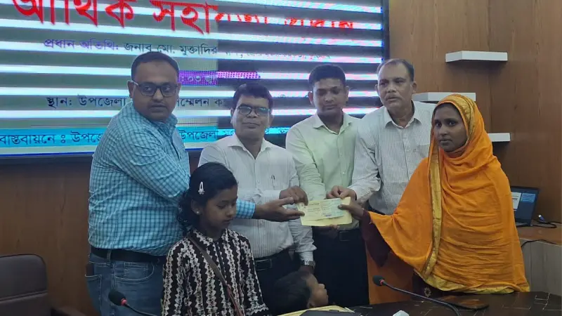 ভূরুঙ্গামারীতে নিহত জেলে পরিবারকে আর্থিক সহায়তা ভূরুঙ্গামারীতে নিহত জেলে পরিবারকে আর্থিক সহায়তা
