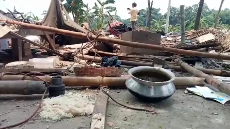 খাসজমিতে বসবাসরত হরিজন পল্লীর ঘরবাড়ি গুঁড়িয়ে দিল প্রভাবশালীরা খাসজমিতে বসবাসরত হরিজন পল্লীর ঘরবাড়ি গুঁড়িয়ে দিল প্রভাবশালীরা