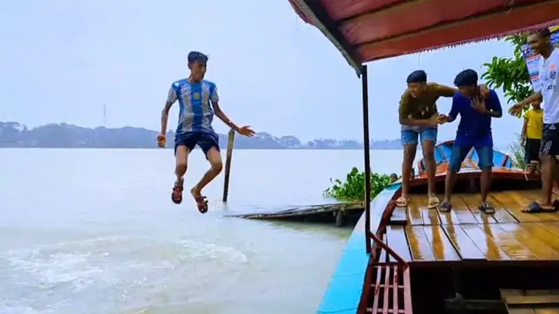 তুলাতলা নদীতে গোসল উৎসব, প্রাকৃতিক স্পর্শে তরুণদের উচ্ছ্বাস