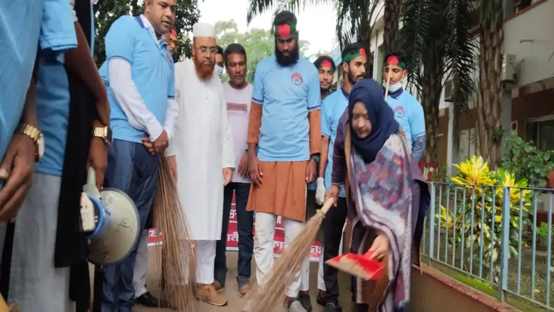 জুলাই শহীদদের স্মরণে পরিষ্কার-পরিচ্ছন্নতা কর্মসূচি জুলাই শহীদদের স্মরণে পরিষ্কার-পরিচ্ছন্নতা কর্মসূচি