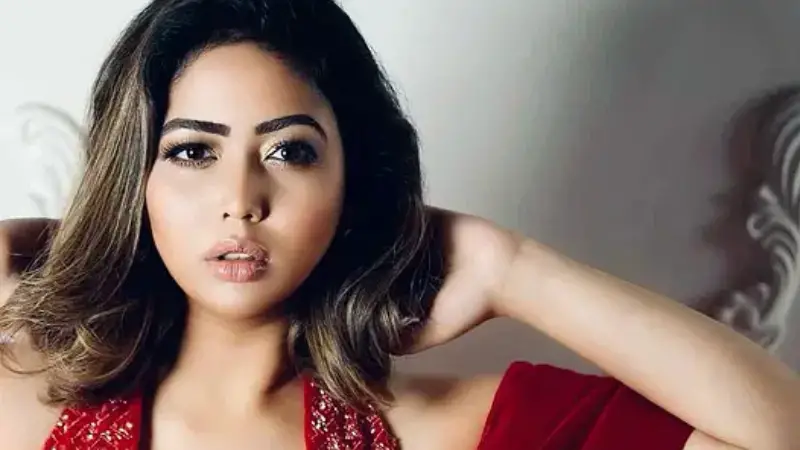 রেড লুকে ভাবনা: নেট দুনিয়ায় তোলপাড় রেড লুকে ভাবনা: নেট দুনিয়ায় তোলপাড়